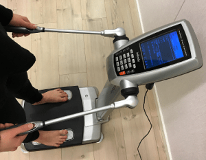 Kehonkoostumusta mitataan laitteella Harjulassa.