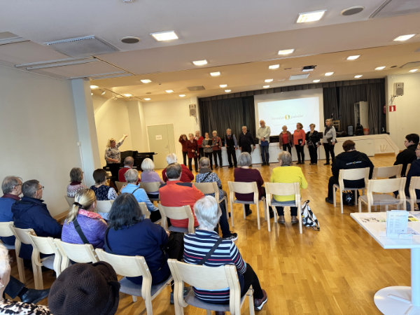 Kansalaisopiston laulukuoro esiintyy Harjulan Avoimet Ovet -tapahtuman vieraille.