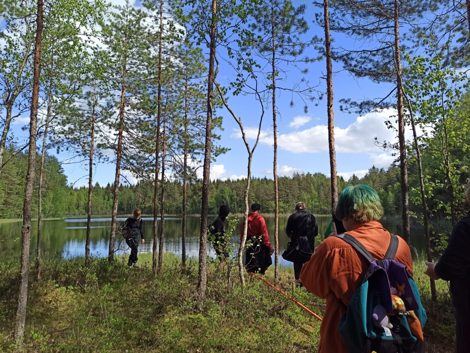 Patikointia järven äärellä