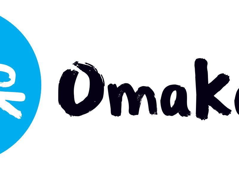 OmaKamu logo, jossa sinisen ympyrän keskellä aikuinen ja lapsi käsikädessä