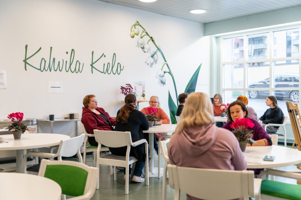 ihmisiä istumassa kahvila Kielossa