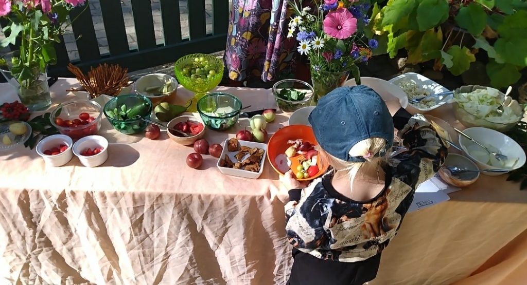 sadonkorjuujuhla, tarjoilupöytä, Harjulan päiväkodissa