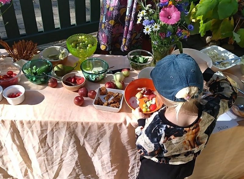 sadonkorjuujuhla, tarjoilupöytä, Harjulan päiväkodissa