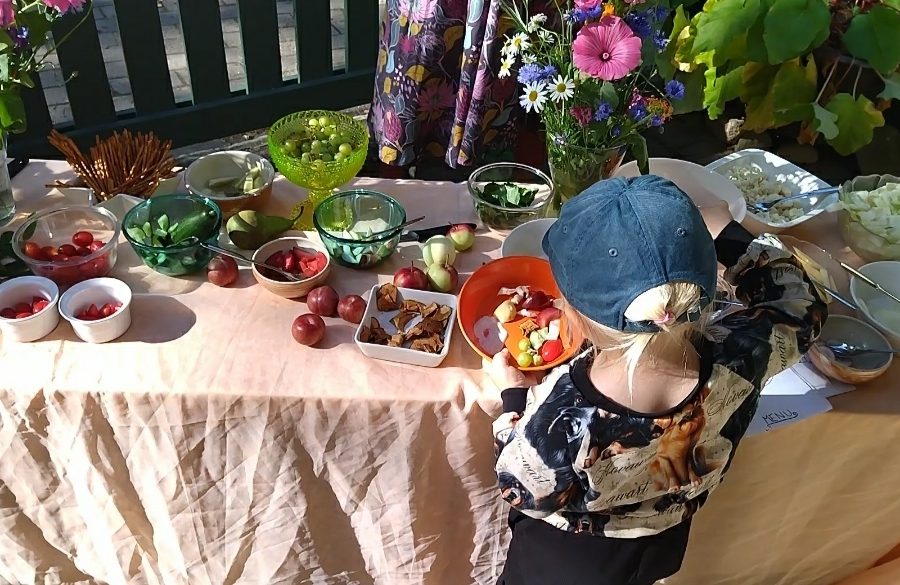 sadonkorjuujuhla, tarjoilupöytä, Harjulan päiväkodissa